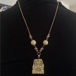 Elegant Gold and Cream Pendant Necklace